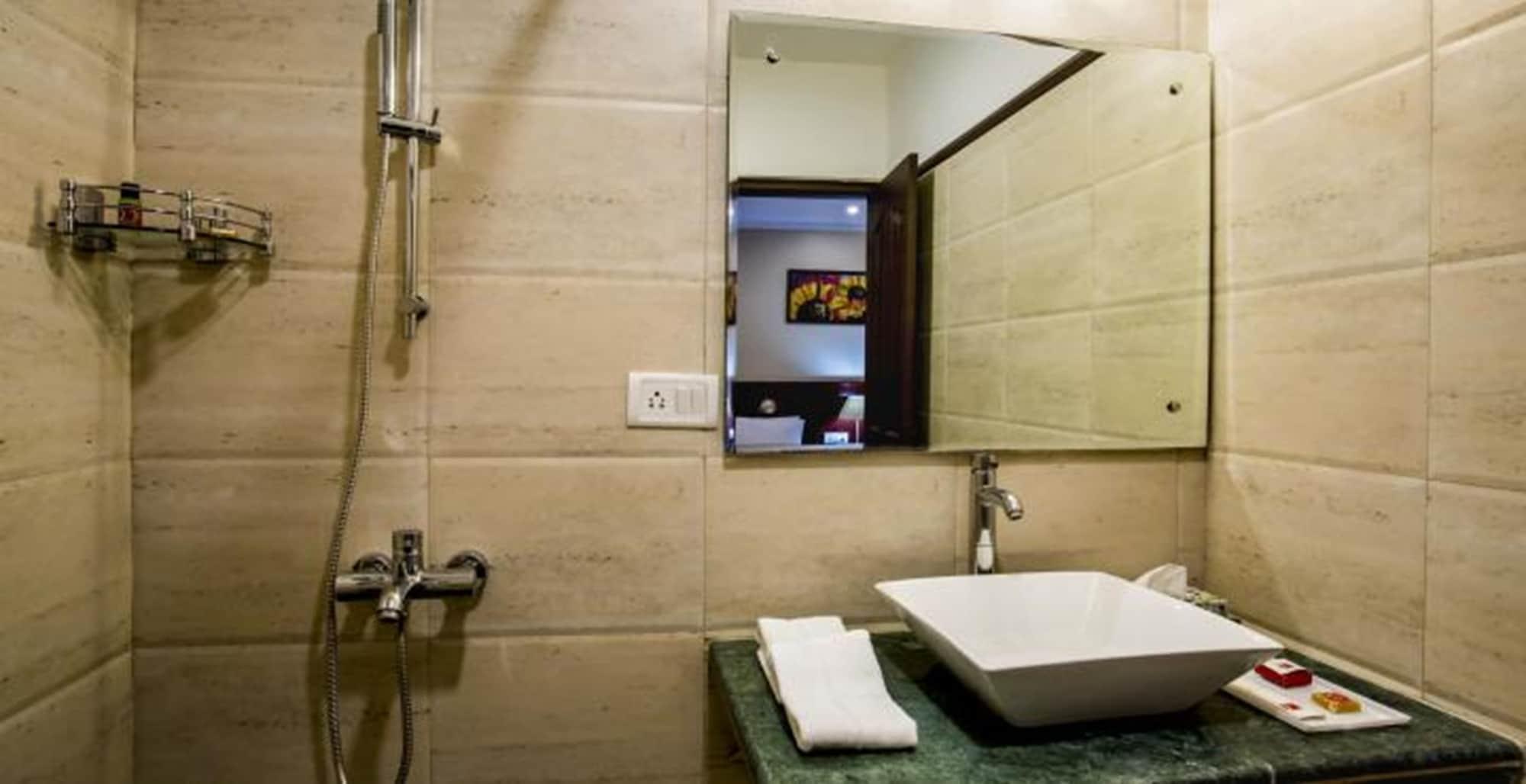Clarks Inn Nehru Place Нью-Дели Экстерьер фото