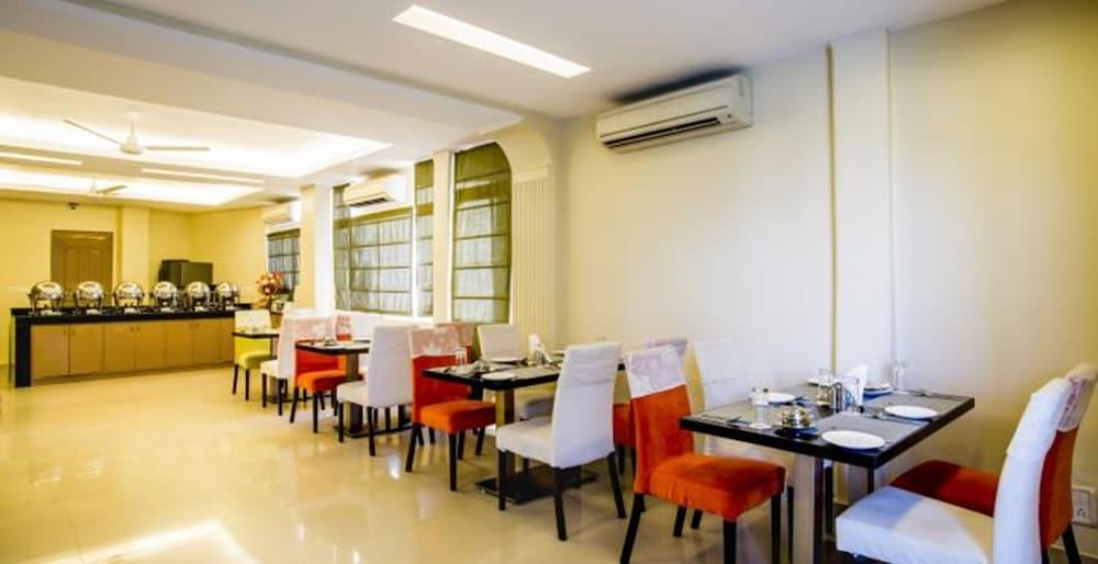 Clarks Inn Nehru Place Нью-Дели Экстерьер фото