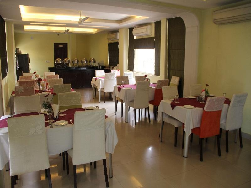Clarks Inn Nehru Place Нью-Дели Экстерьер фото