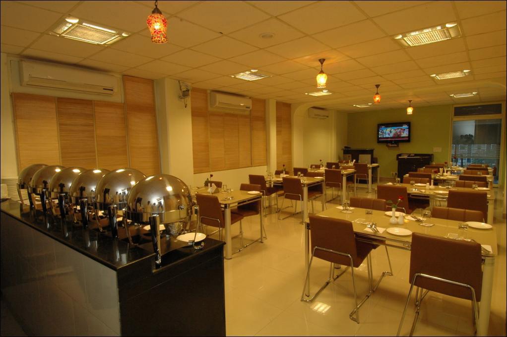Clarks Inn Nehru Place Нью-Дели Экстерьер фото
