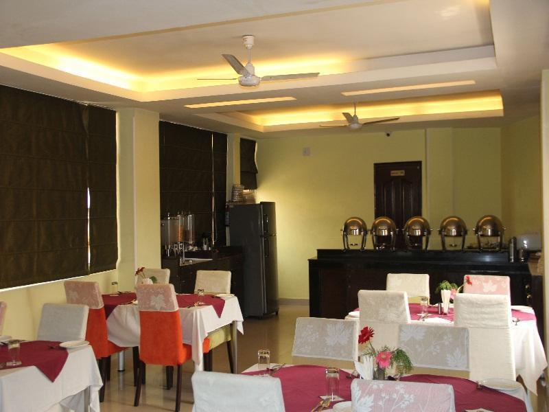 Clarks Inn Nehru Place Нью-Дели Экстерьер фото
